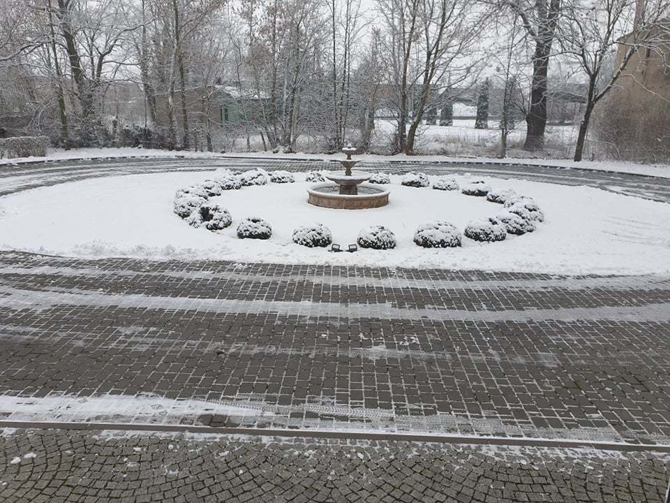 Zdjęcie przedstawiąjce park Urzędu Gminy w Wijewie