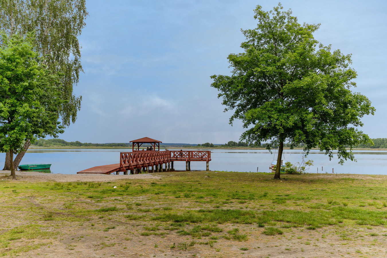 Zdjęcie przedstawiające jezioro i pomost