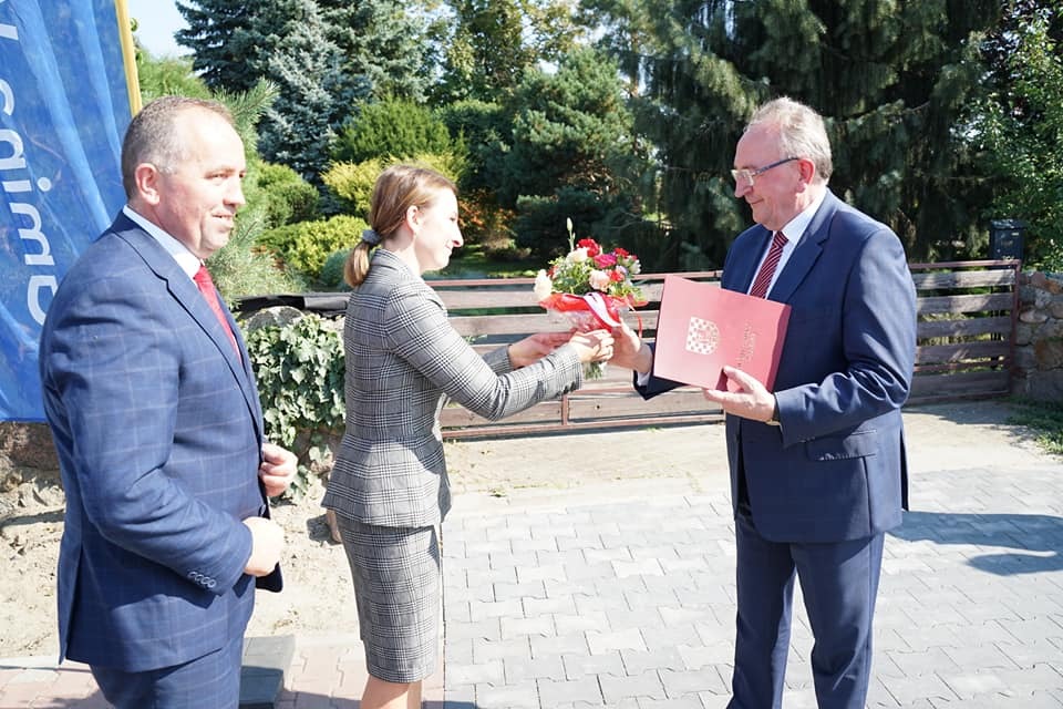 Zdjęcie Wójta i Sekretarza Gminy wraz z zaproszonym gościem 