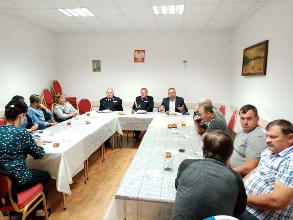Zdjęcie przedstawia uczestników zebrania
