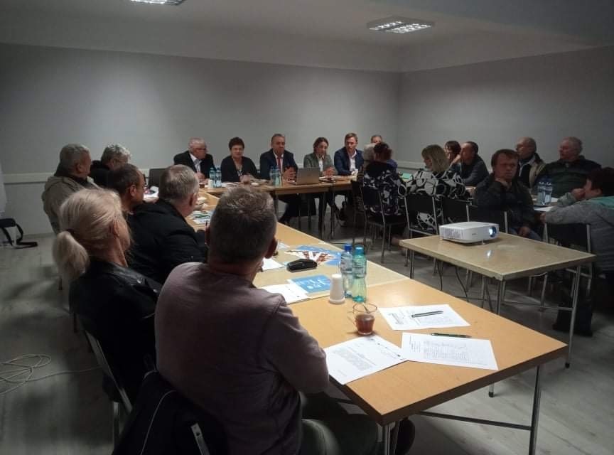 Zdjęcie przedstawia uczestników zebrania  