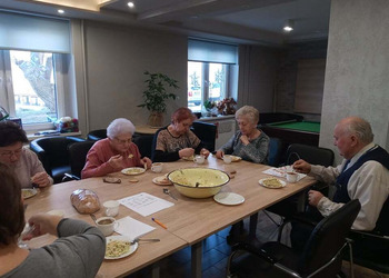 Zdjęcie przedstawiające uczestników Klubu Seniora