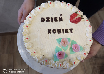 Zdjęcie przedstawia tort z okazji dnia kobiet i mężczyzn