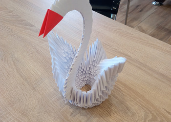 Zdjęcie przedstawia Figurke łabędzia wykonana metodą origami