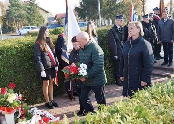 Zdjęcie przedstawia uczestników obchodów 11 listopada 