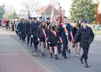 Zdjęcie przedstawia uczestników obchodów 11 listopada 