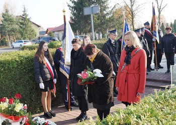 Zdjęcie przedstawia uczestników obchodów 11 listopada 