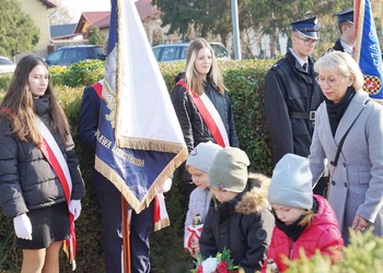 Zdjęcie przedstawia uczestników obchodów 11 listopada 