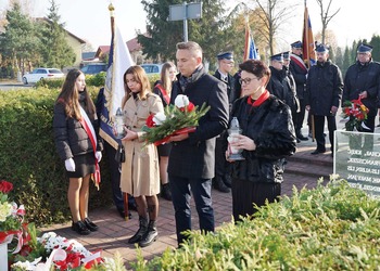 Zdjęcie przedstawia uczestników obchodów 11 listopada 