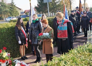 Zdjęcie przedstawia uczestników obchodów 11 listopada 