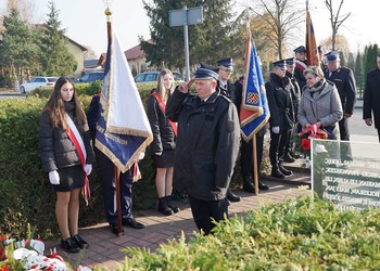 Zdjęcie przedstawia uczestników obchodów 11 listopada 