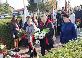 Zdjęcie przedstawia uczestników obchodów 11 listopada 