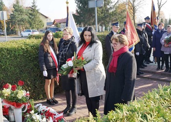 Zdjęcie przedstawia uczestników obchodów 11 listopada 