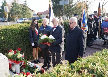 Zdjęcie przedstawia uczestników obchodów 11 listopada 