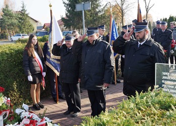 Zdjęcie przedstawia uczestników obchodów 11 listopada 