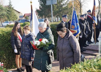 Zdjęcie przedstawia uczestników obchodów 11 listopada 