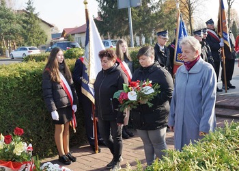 Zdjęcie przedstawia uczestników obchodów 11 listopada 