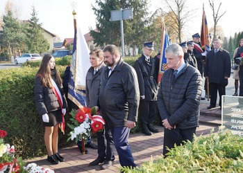 Zdjęcie przedstawia uczestników obchodów 11 listopada 