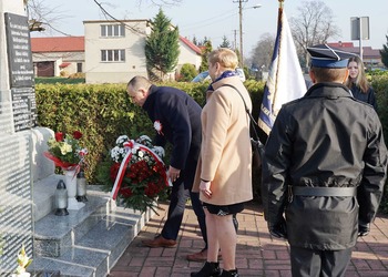 Zdjęcie przedstawia uczestników obchodów 11 listopada 