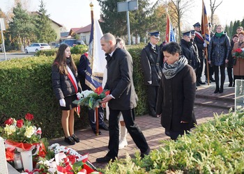 Zdjęcie przedstawia uczestników obchodów 11 listopada 