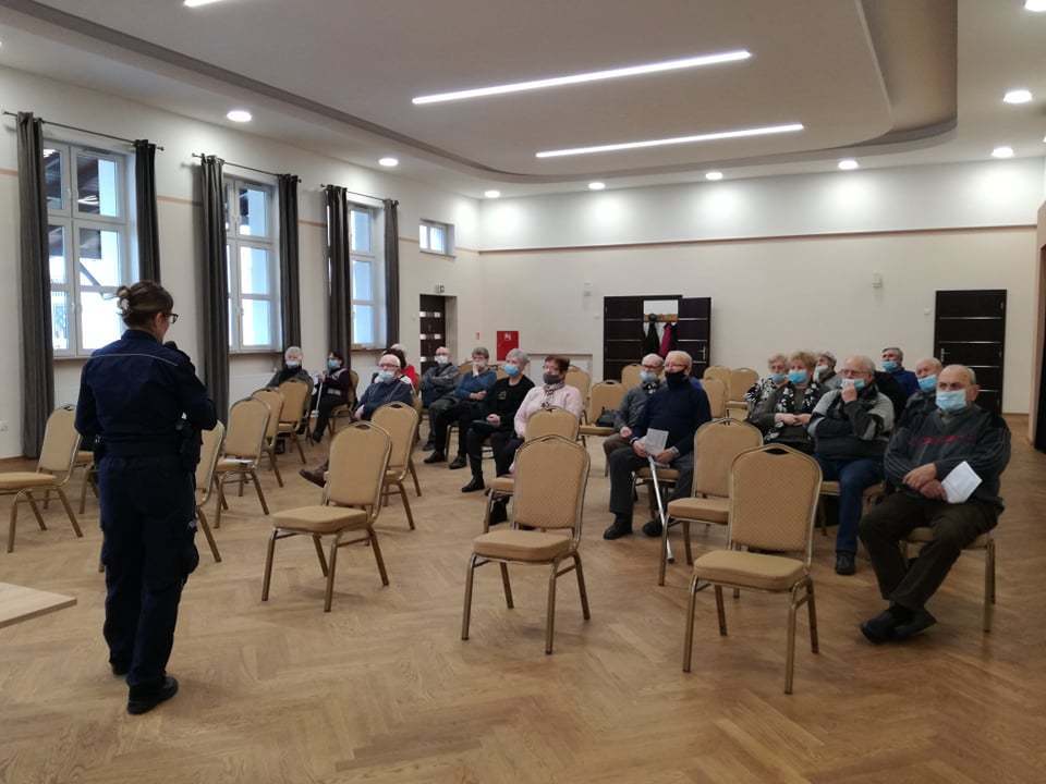 Zdjęcie przedstawia Seniorów oraz policjanta uczestniczących w spotkaniu