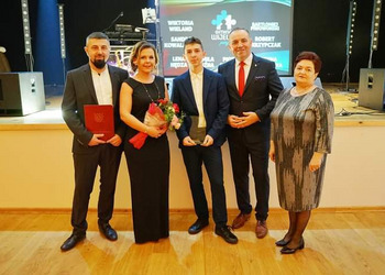 laureat wraz z rodzicami oraz Wójtem Mieczysławem Drożdżyńskim i Przewodniczącą Rady Gminy Marią Rąk