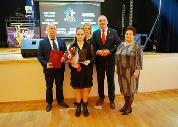 laureat wraz z rodzicami oraz Wójtem Mieczysławem Drożdżyńskim i Przewodniczącą Rady Gminy Marią Rąk