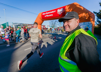 Zdjęcie uczestników biegu i strażaków OSP