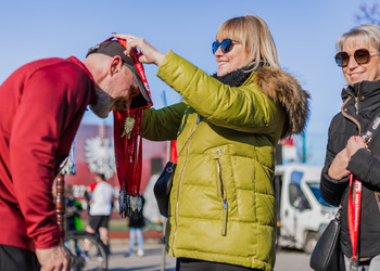 Zdjęcie uczestników biegu wraz z dyrektorami szkół i przedszkoli 