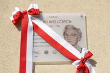 Uroczyste odsłonięcie tablicy upamiętniającej Panią Marię Wojciech odznaczoną Medalem Sprawiedliwych wśród Narodów Świata.