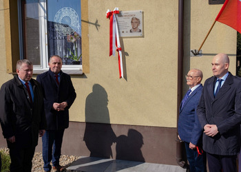 Zdjęcie przedstawia uczestników odsłonięcia tablicy upamiętniającej Marie Wojciech