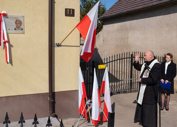 Zdjęcie przedstawia uczestników odsłonięcia tablicy upamiętniającej Marie Wojciech