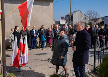 Zdjęcie przedstawia uczestników odsłonięcia tablicy upamiętniającej Marie Wojciech