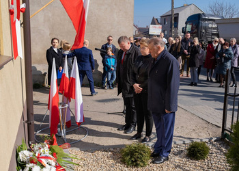 Zdjęcie przedstawia uczestników odsłonięcia tablicy upamiętniającej Marie Wojciech