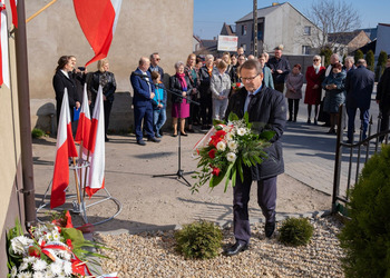 Zdjęcie przedstawia uczestników odsłonięcia tablicy upamiętniającej Marie Wojciech