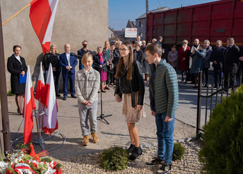 Zdjęcie przedstawia uczestników odsłonięcia tablicy upamiętniającej Marie Wojciech