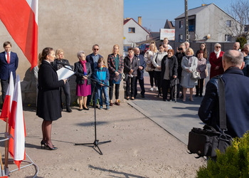 Zdjęcie przedstawia uczestników odsłonięcia tablicy upamiętniającej Marie Wojciech