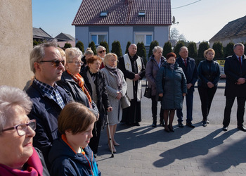 Zdjęcie przedstawia uczestników odsłonięcia tablicy upamiętniającej Marie Wojciech