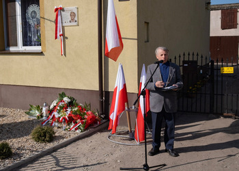 Zdjęcie przedstawia uczestników odsłonięcia tablicy upamiętniającej Marie Wojciech