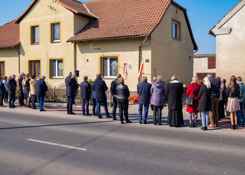 Zdjęcie przedstawia uczestników odsłonięcia tablicy upamiętniającej Marie Wojciech