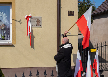 Zdjęcie przedstawia uczestników odsłonięcia tablicy upamiętniającej Marie Wojciech