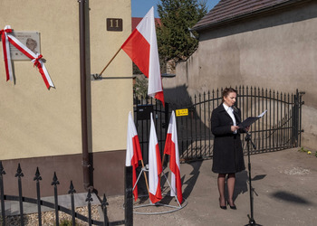 Zdjęcie przedstawia uczestników odsłonięcia tablicy upamiętniającej Marie Wojciech