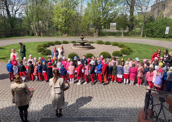 Zdjęcie przedszkolaków podczas Dnia Flagi