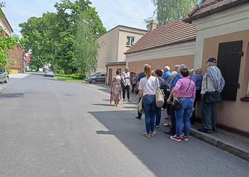 Uczestnicy klubu seniora i opiekunowie zwiedzają Leszno
