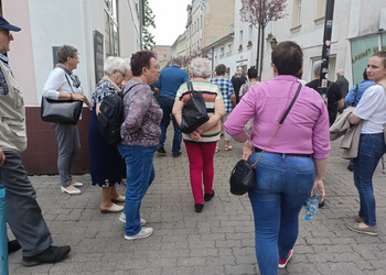 Uczestnicy klubu seniora i opiekunowie zwiedzają rynek w Lesznie