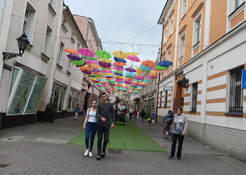 Uczestnicy klubu seniora i opiekunowie zwiedzają rynek w Lesznie