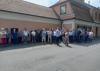 Uczestnicy klubu seniora i opiekunowie zwiedzają Leszno