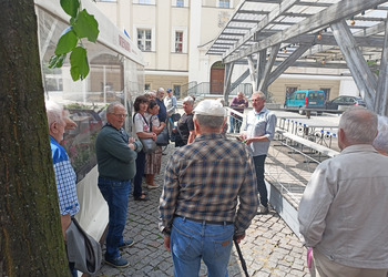 Uczestnicy klubu seniora i opiekunowie zwiedzają rynek w Lesznie