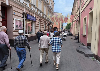 Uczestnicy klubu seniora i opiekunowie zwiedzają rynek w Lesznie