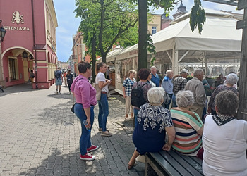 Uczestnicy klubu seniora i opiekunowie zwiedzają rynek w Lesznie